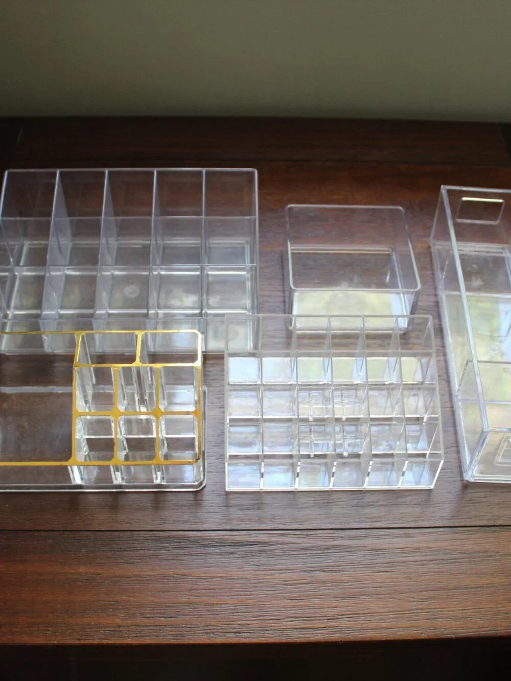 5 Plastic Containers for Holding Makeup or Art Supplies?